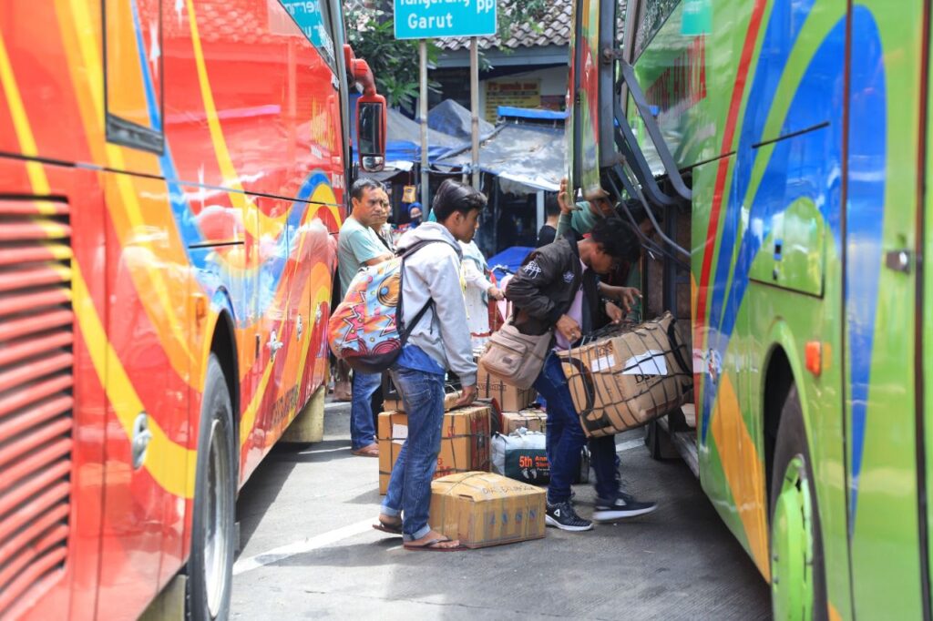 50585jelang mudik lebaran jumlah penumpang terminal poris plawad mulai melonjak 505851