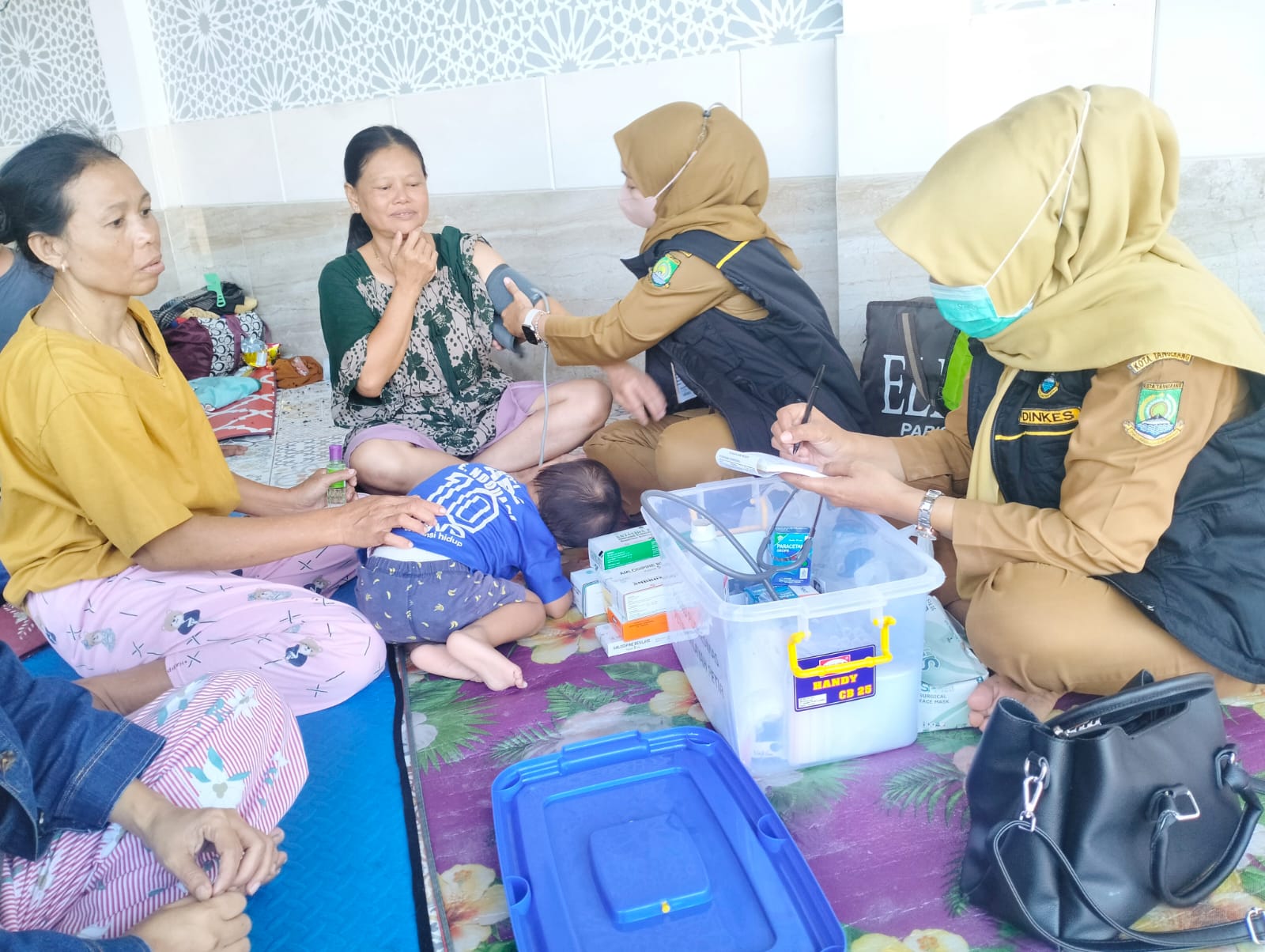 50745penanganan banjir pemkot tangerang dirikan posko pengungsian dan posko kesehatan di kampung cantiga 507451