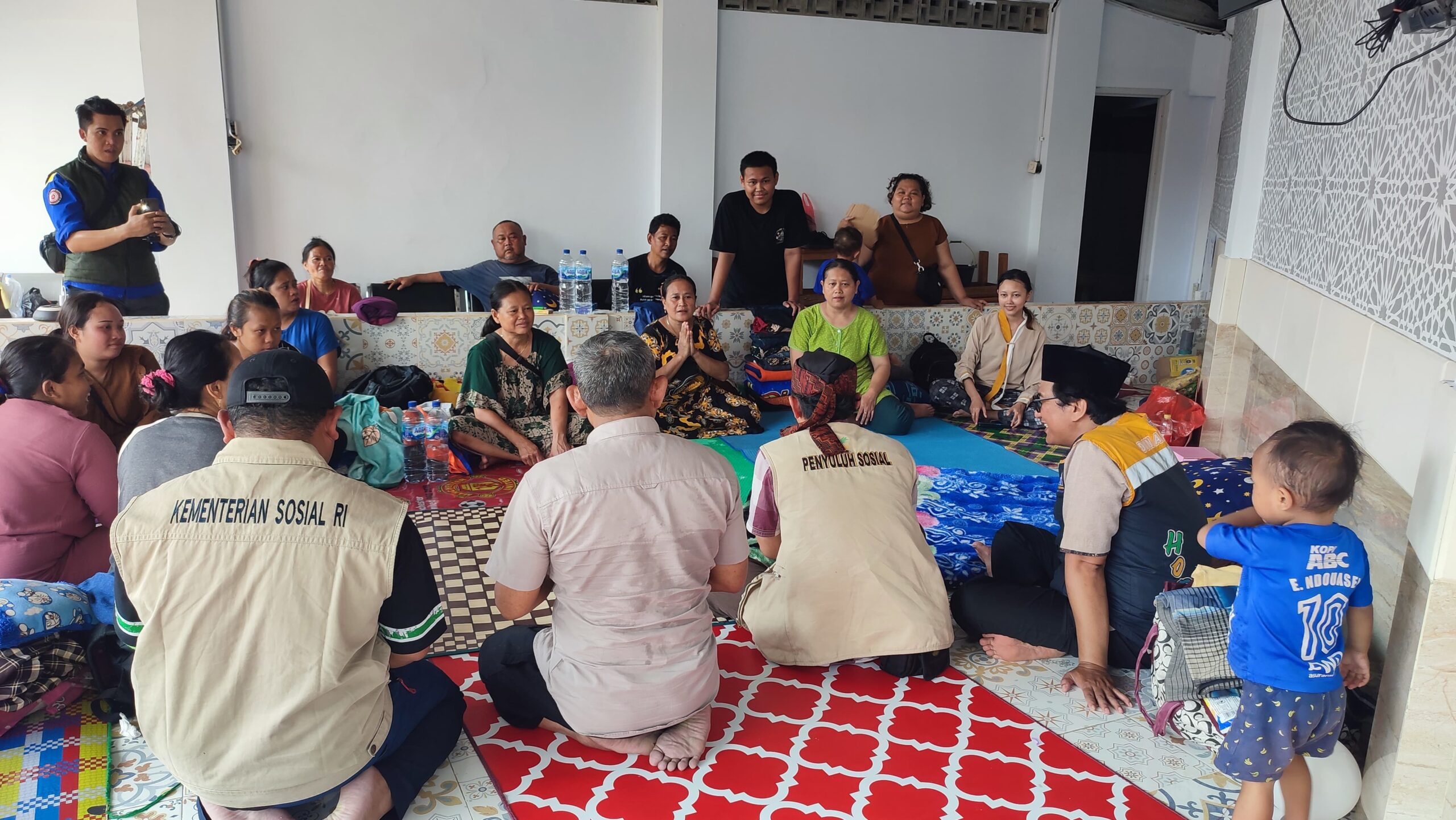 50769pemkot tangerang beri dukungan psikososial bagi korban banjir di cantiga 507691 scaled