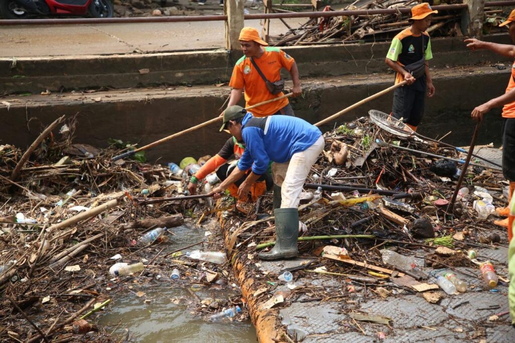 50779optimalkan penanganan pascabanjir pemkot tangerang angkut tumpukan sampah di bendungan polor 507791