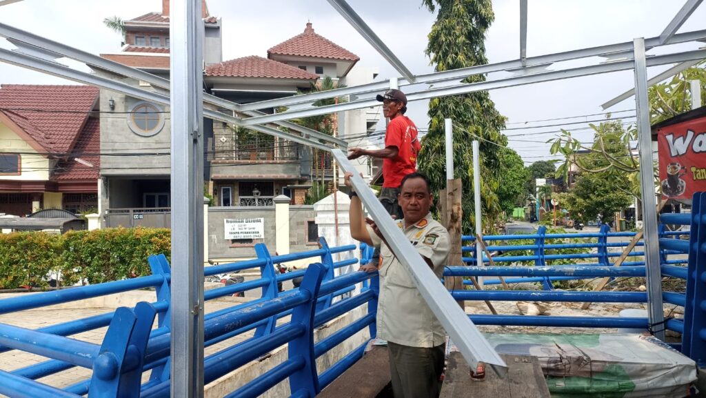 50905trantib kecamatan ciledug bongkar bangunan liar di sekitar embung griya kencana 509051