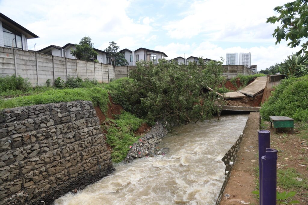 50933pemkot tangerang sigap lakukan penanganan tanah longsor di bantaran sungai cisadane yang memutus jalan alternatif 509331