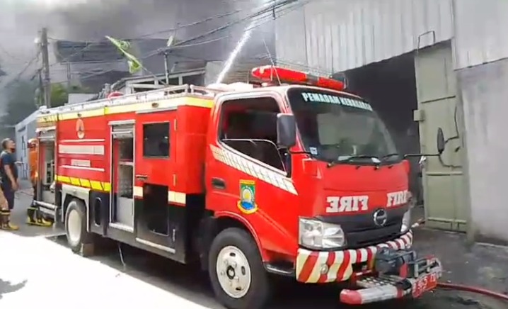 50941bpbd kota tangerang sigap padamkan kebakaran gudang suku cadang mobil bekas di larangan 509411