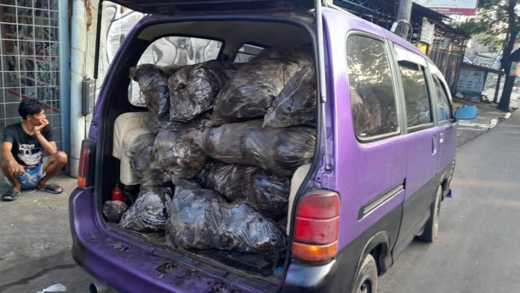 51001ott pembuang sampah sembarangan trantib kecamatan ciledug amankan minibus berisi penuh sampah 510011