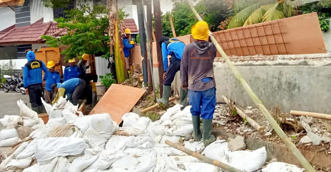 51003antisipasi banjir dinas pupr kota tangerang rehabilitasi drainase jebol di karang tengah 510031
