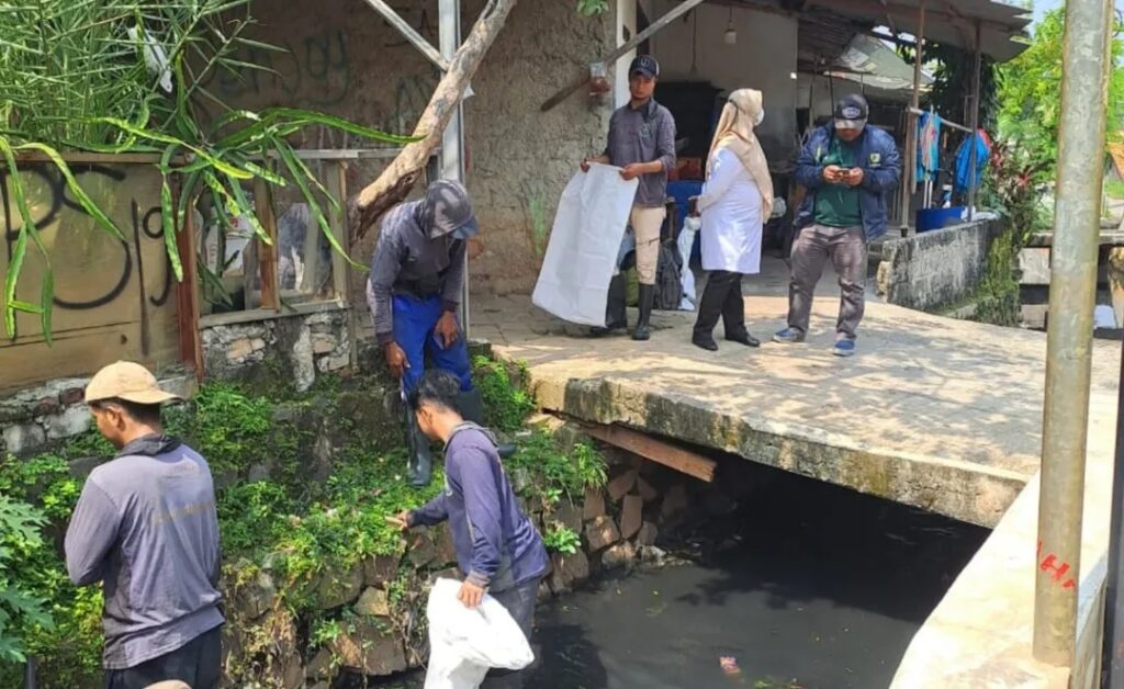51517antisipasi banjir pemkot tangerang gandeng masyarakat gelar aksi bersihkan sampah di kali plered 515171