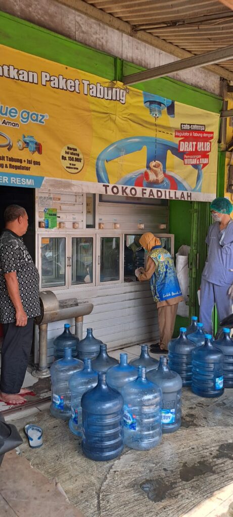51519pemkot tangerang perketat pengawasan depot air minum dengan inspeksi dan pengambilan sampel 515191