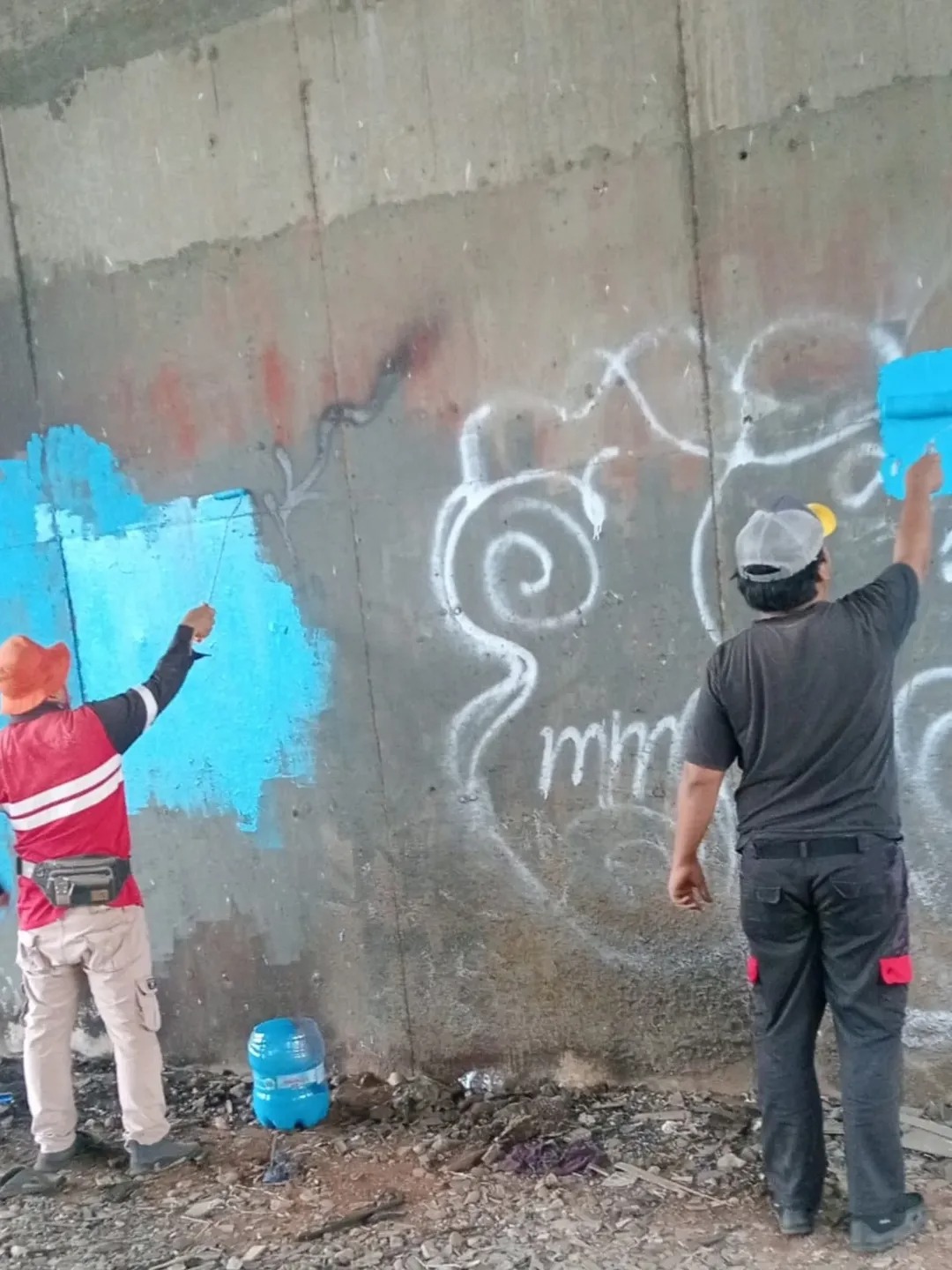 52445hapus coretan liar pemkot tangerang tertibkan aksi vandalisme sejumlah aset daerah 524451