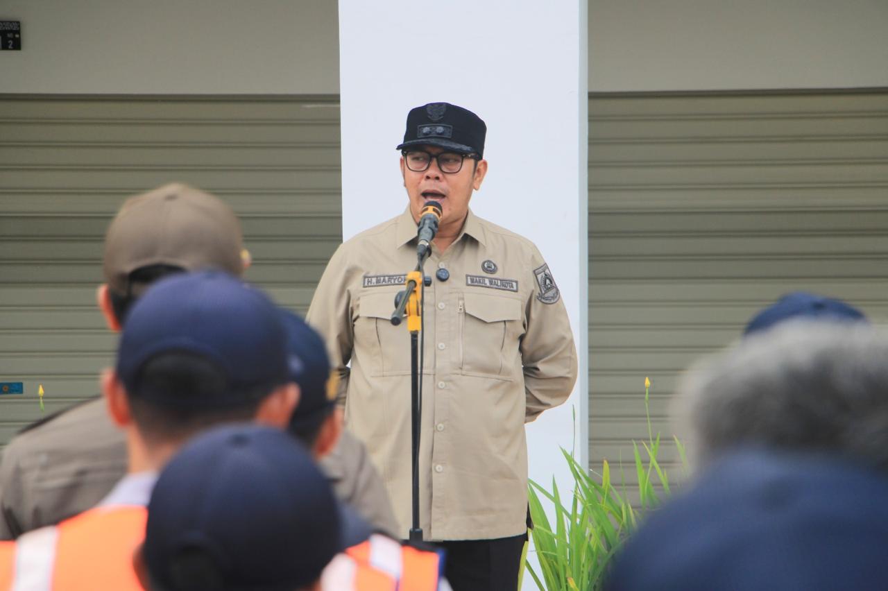 52507pemkot kerahkan petugas gabungan percepat penataan jelang dibukanya pasar anyar tangerang 525071