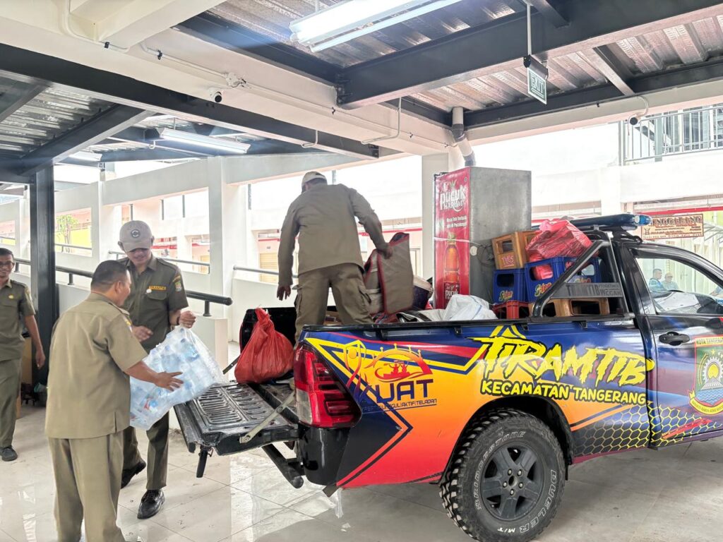 52511petugas trantib kecamatan tangerang ikut gotong royong bantu pindahkan dagangan ke pasar anyar 525111