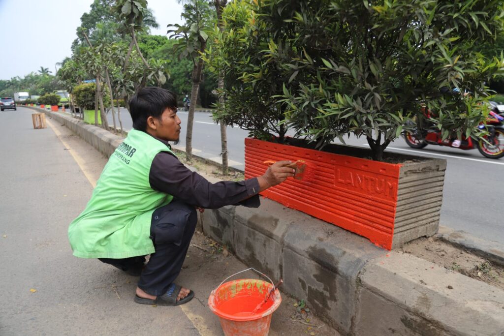52569percantik kota pemkot tangerang cat ulang pot tanamanan di sepanjang jalan daan mogot 525691